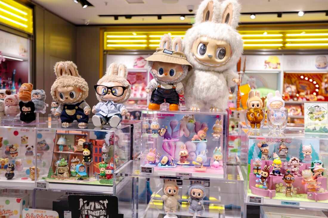 Las figuras y muñecas Labubu se ven en exhibición en una tienda Pop Mart el 9 de junio en Shanghai.